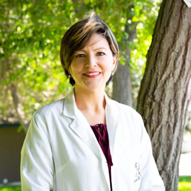 Dr(a). Dr. Elena Rostova, DMD - Especialista en Invisalign y Diseño Digital de Sonrisas