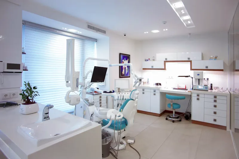 Instalaciones clínicas modernas y consultorios odontológicos de Aura Dental Studio