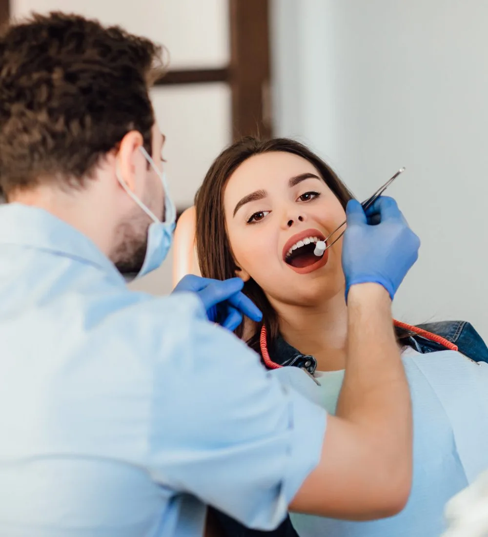 Atención y tratamiento odontológico profesional en Aura Dental Studio